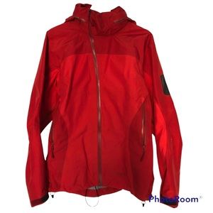 Arc’teryx Women’s Sidewinder Gore-Tex XCR Hard Shell, Red, Large